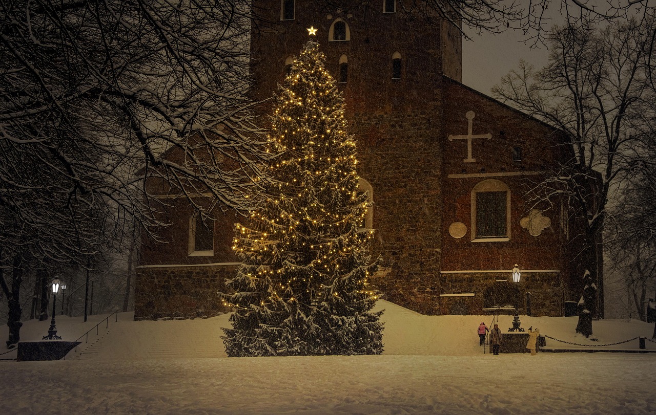 Why a Fake Christmas Tree with Lights is the Perfect Holiday Choice