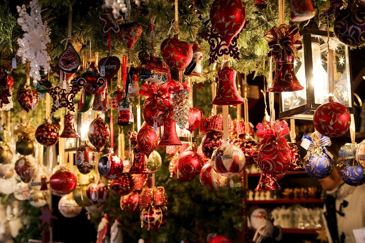 Transform Your Holidays with Beautiful Red and Black Christmas Tree Decor