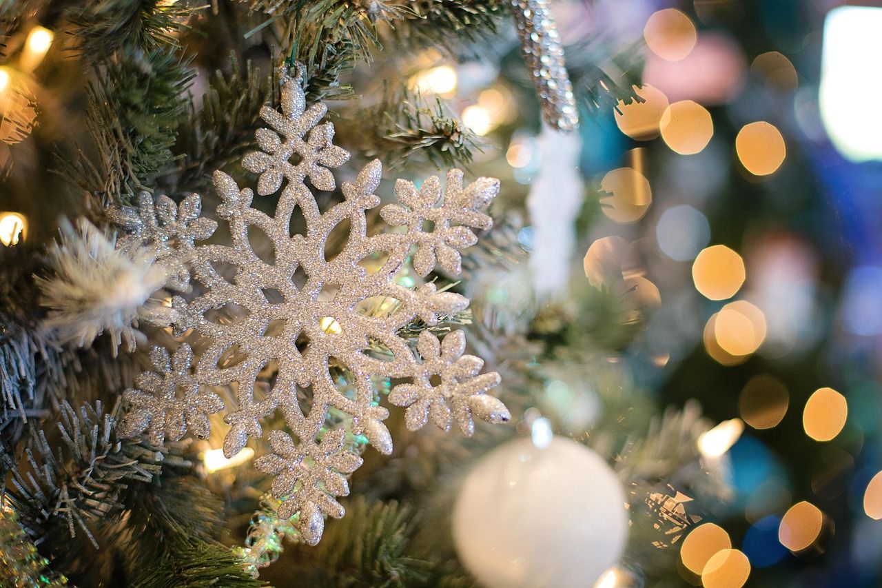 Round the Christmas Tree: Creating Memorable Holiday Memories