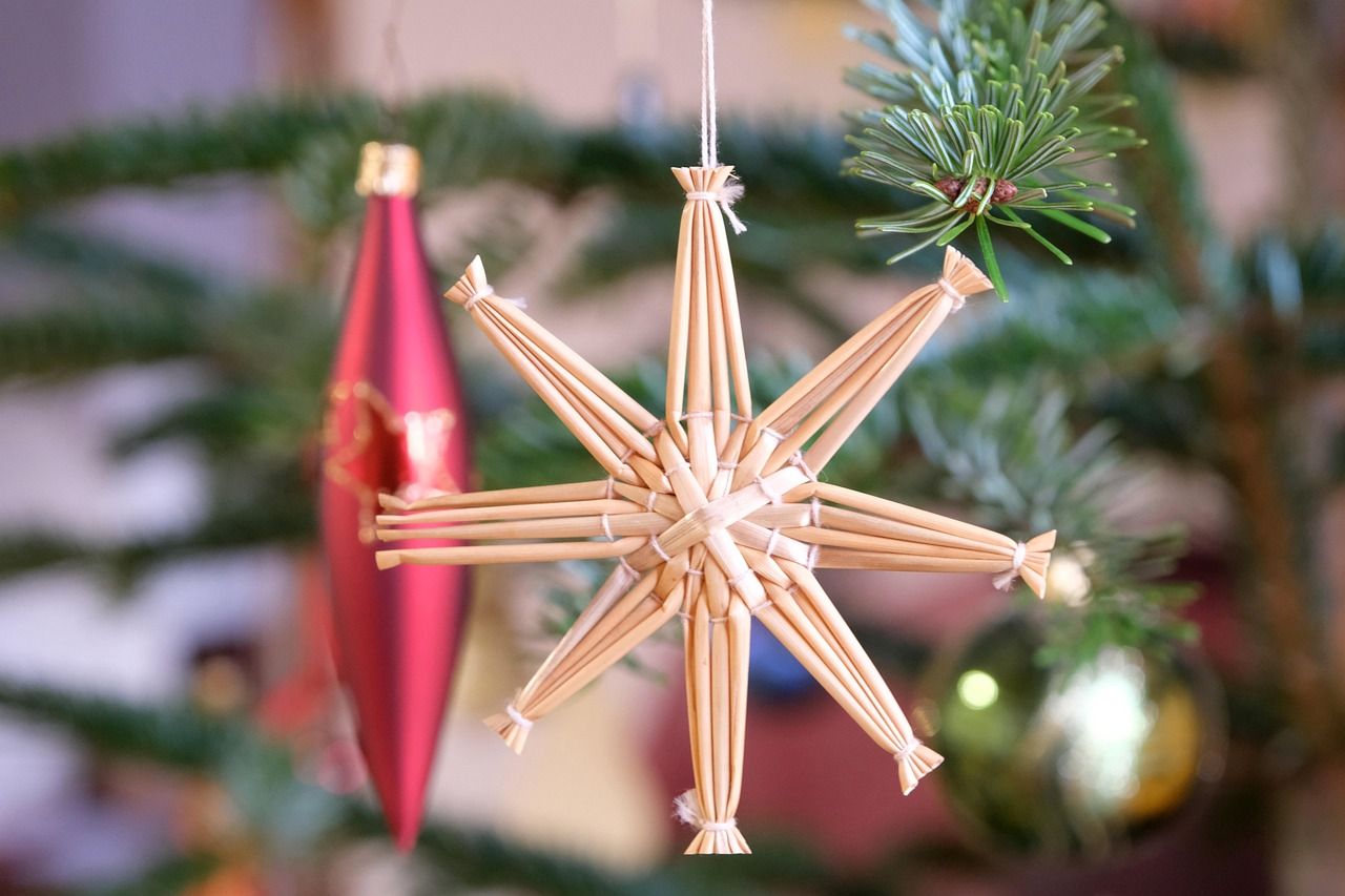 Illuminate Your Holidays with a Retro Christmas Tree Star