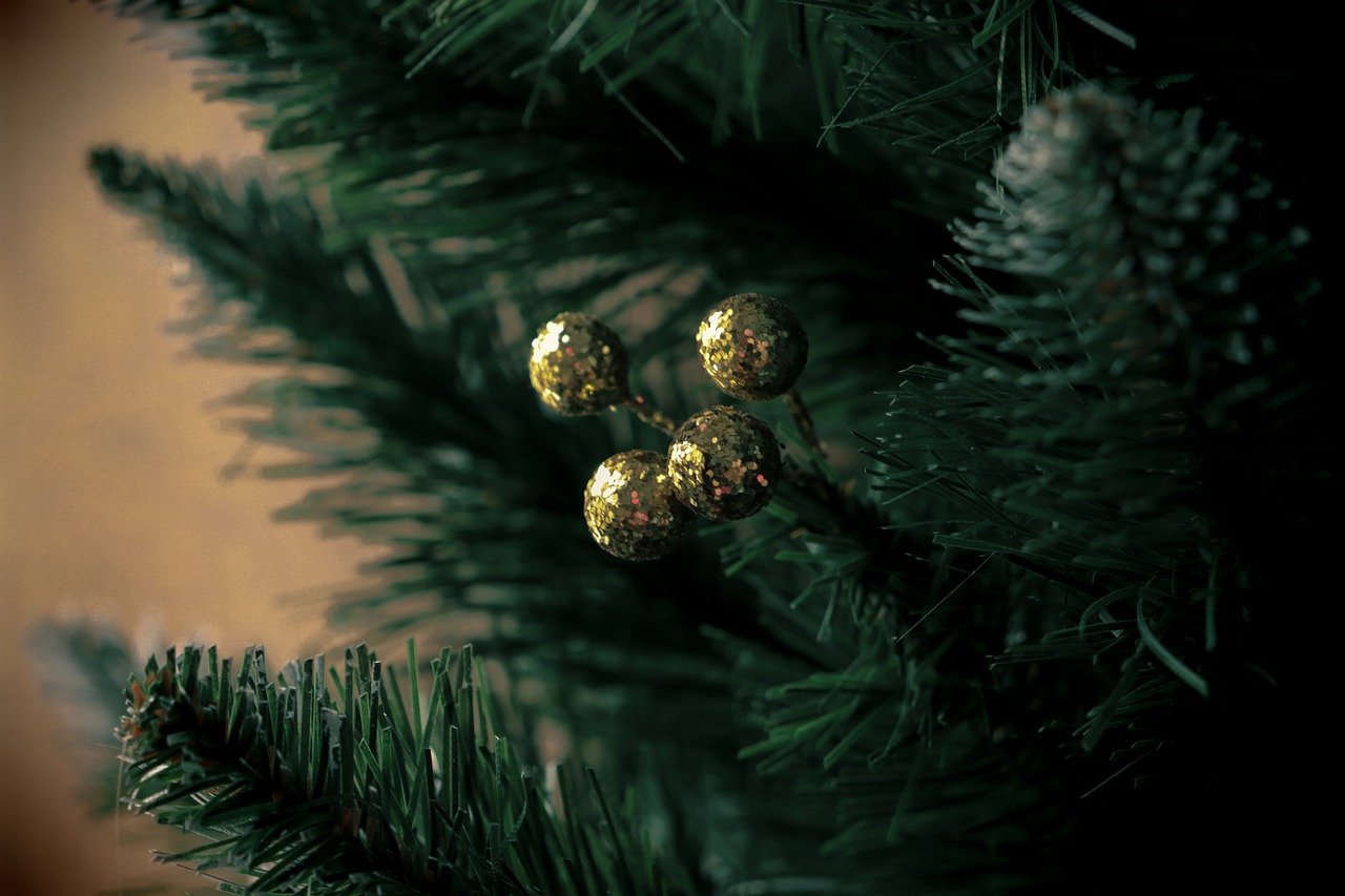 The Benefits of Choosing an Artificial Christmas Tree for Your Holiday Decor