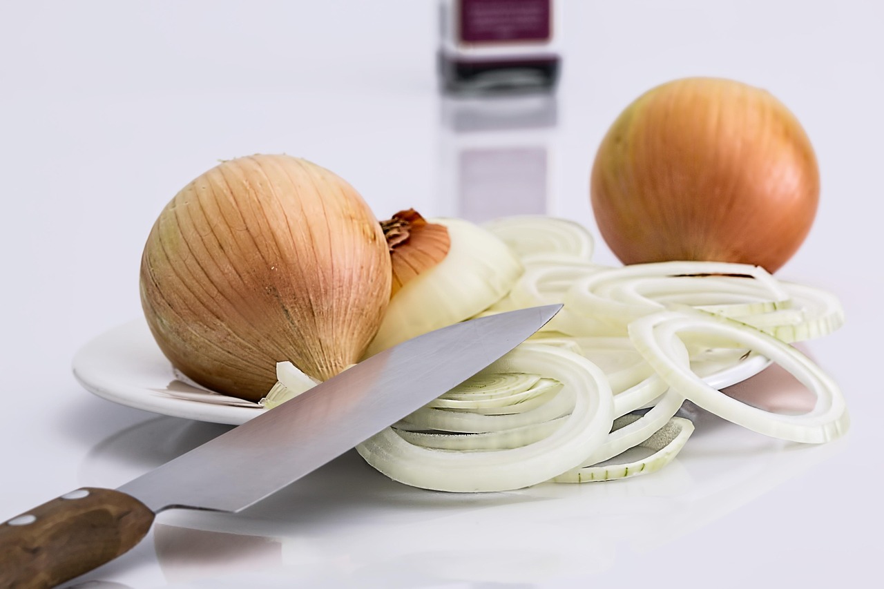 Refreshing Recipe for Cucumbers and Onions in Vinegar