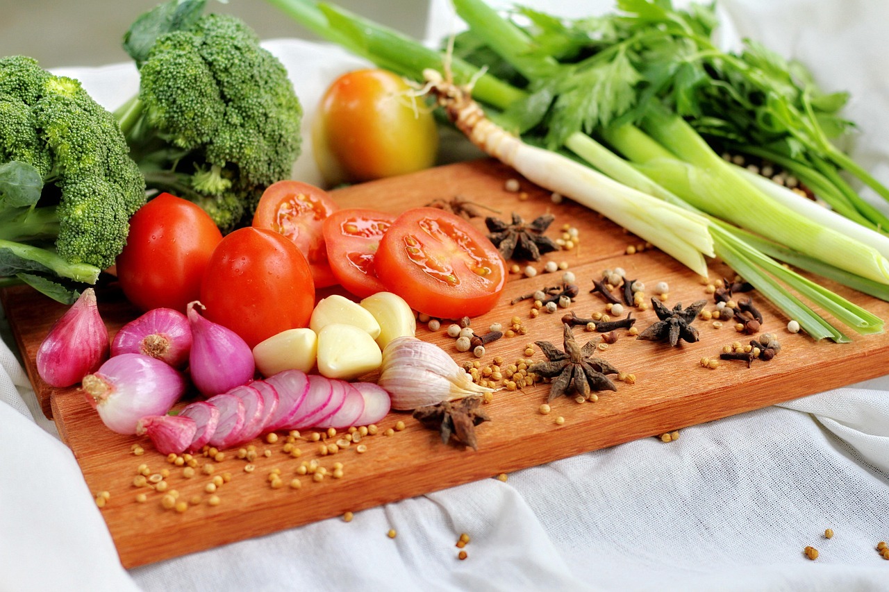 Easy and Refreshing Recipe for Cucumber and Onion Salad