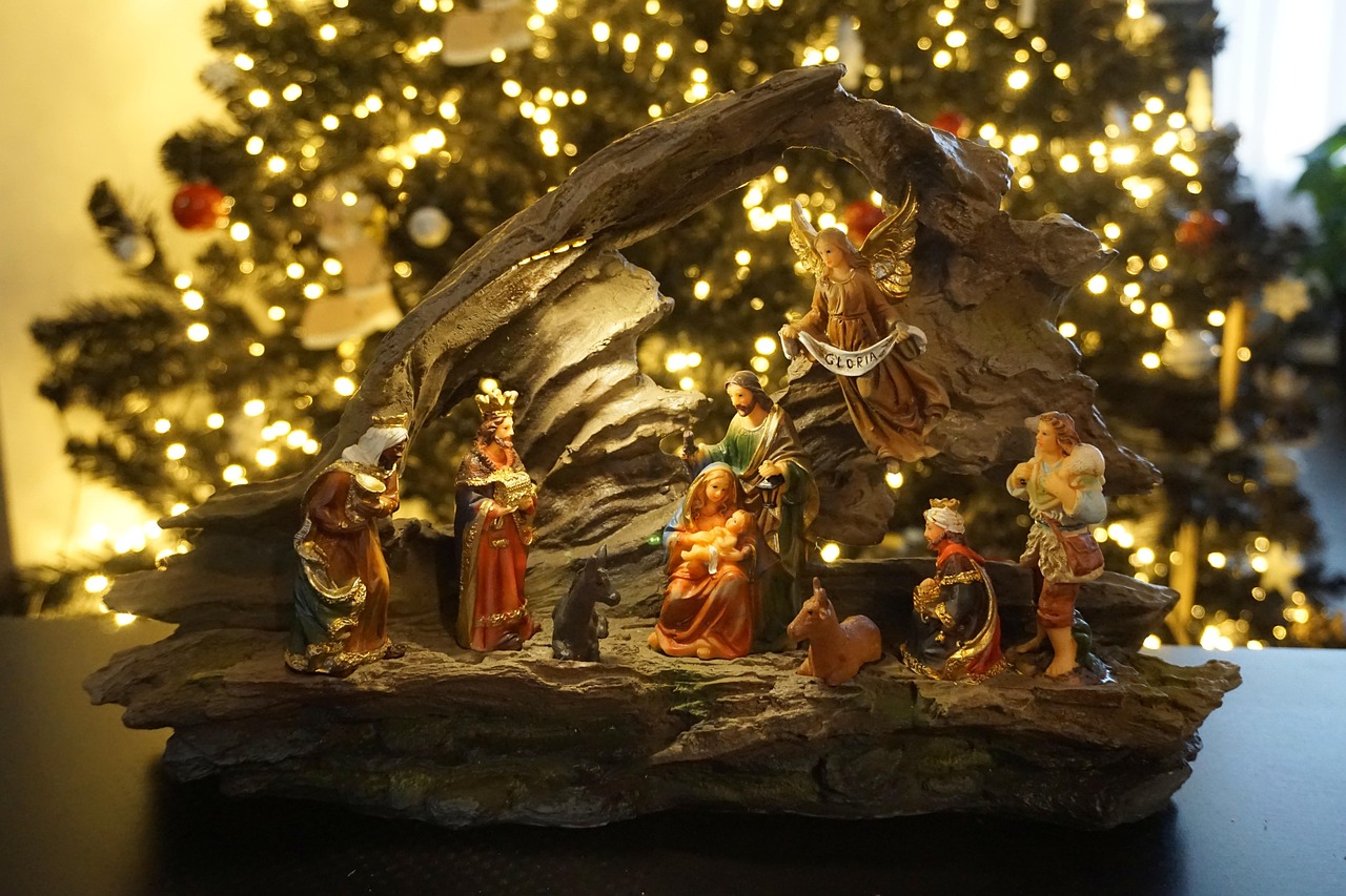 Bring the Holidays to Life with an Outdoor Silhouette Manger Scene