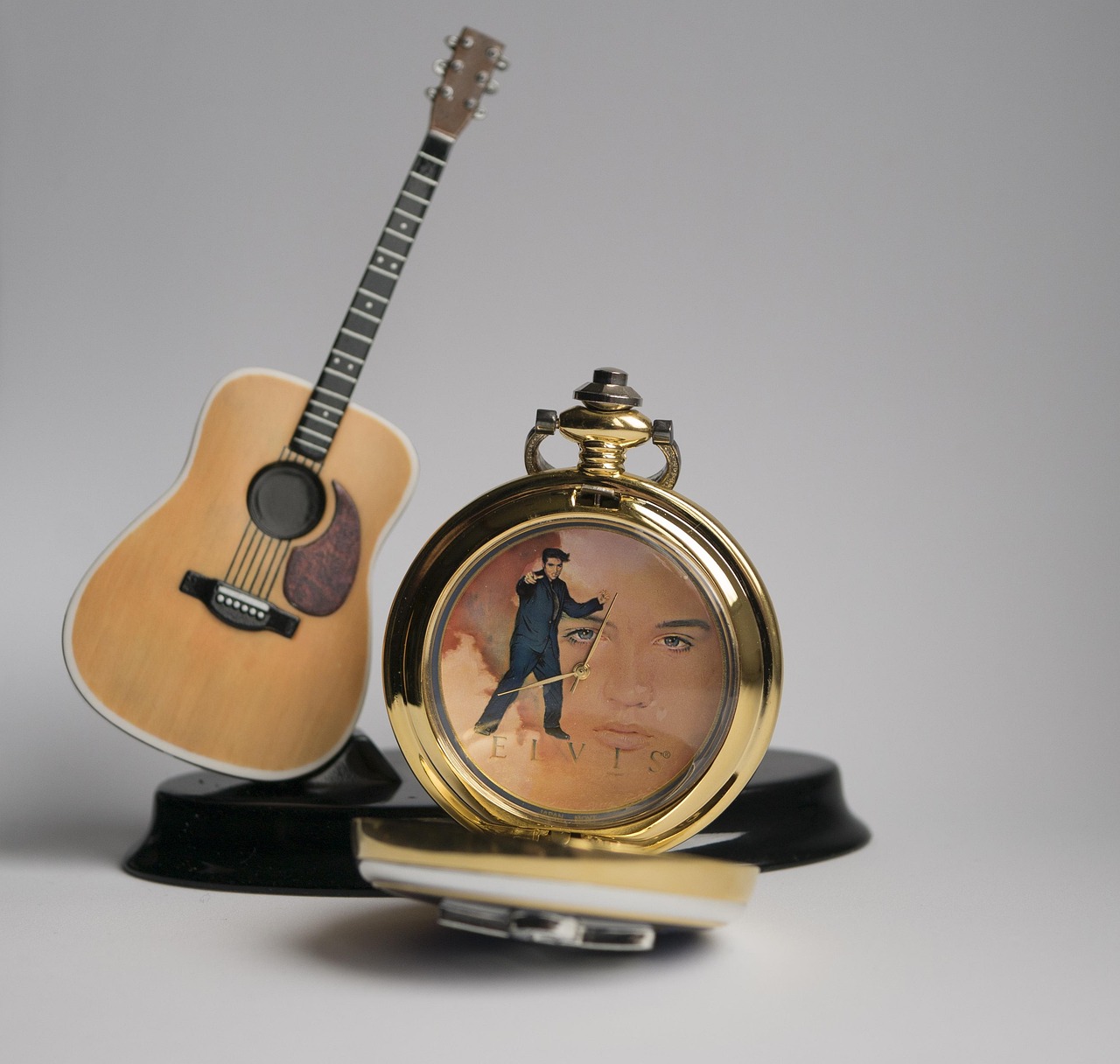 Discover the Allure of Figurine Elvis Presley Collectibles