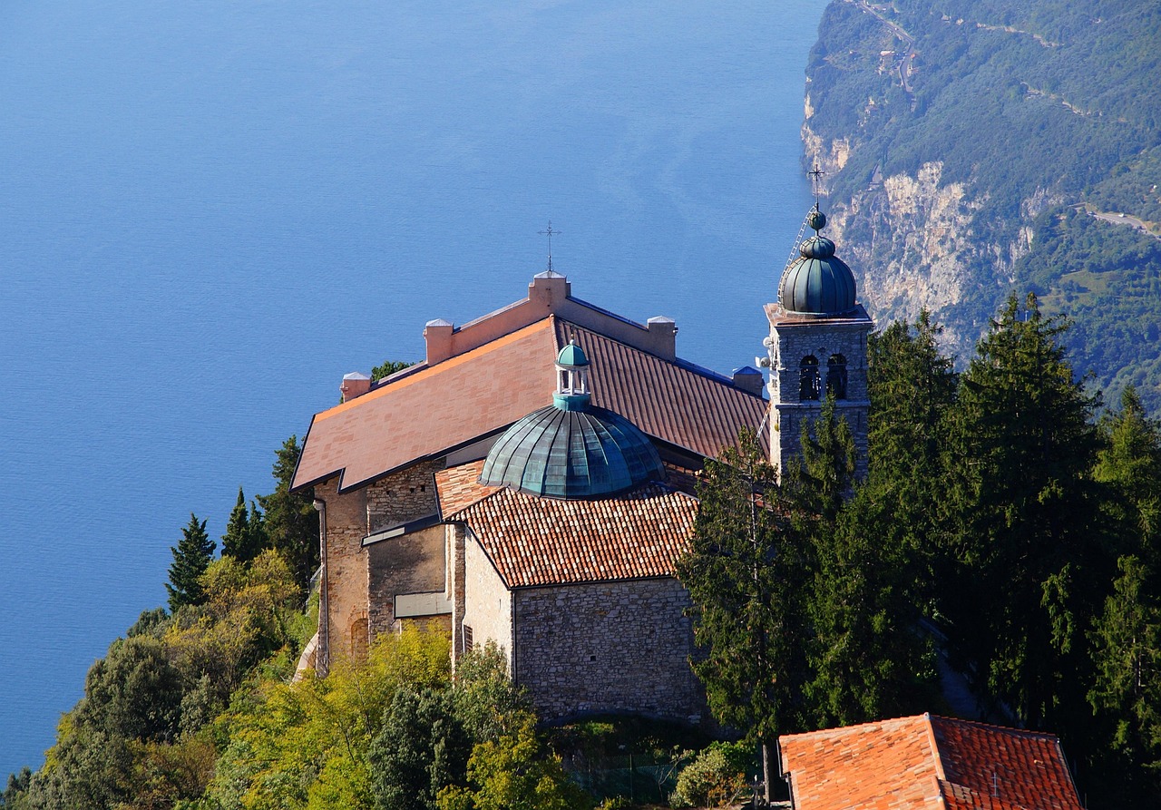 Preghiera per la Madonna di Lourdes: Un Riflessione Spirituale